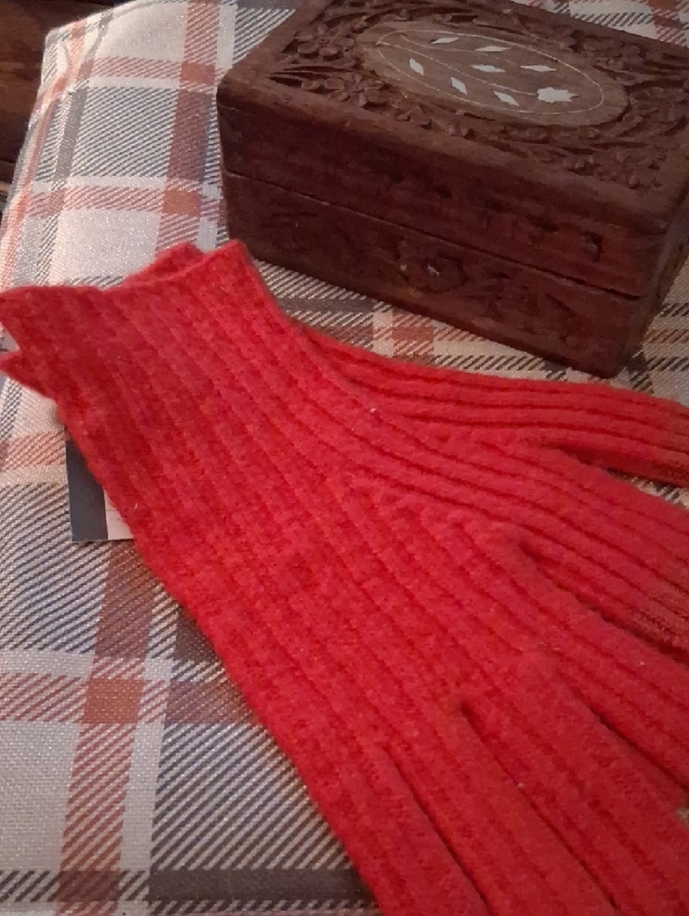 NWT! Red Ribbed Knit Gloves - Picture 3 of 7